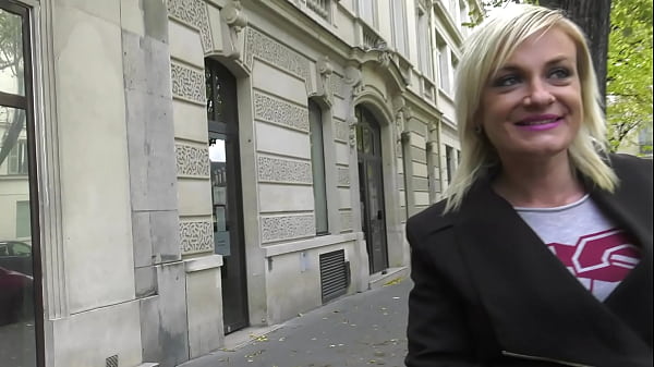 Cougar orgy in a car, threesome , blonde and 3 cocks