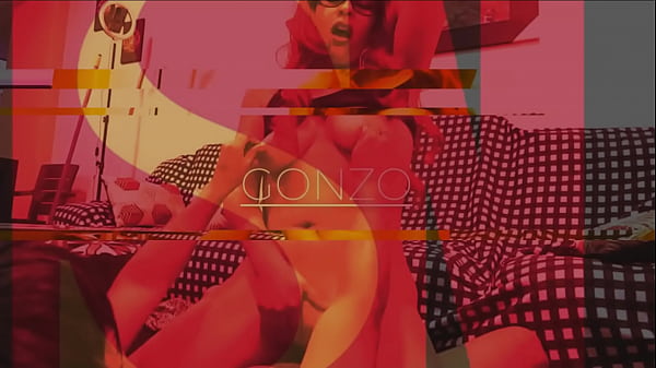 dilatando culo de milf pelirroja antes de cogerla anal