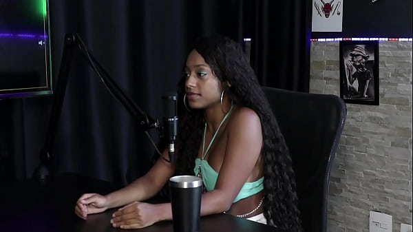 Já fez várias menage, a personalidade lhe atrai, estranhou porque não estava sendo comida, disse como começou – Vicky Menage (SHEER/RED)