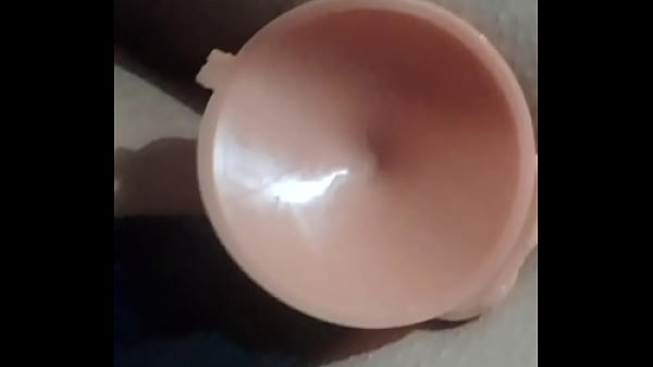 Tirando o pau de borracha do cu depois de ficar 10 minutos com ele