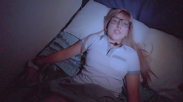 Colegiala en Video CASERO!! Flojita y Cooperando!! Estudiante Recibe verga en su HABITACIÓN! POV