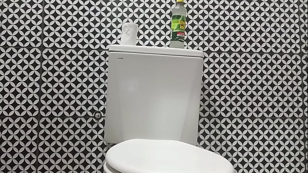 Crente safada usando o vibrador no banheiro da igreja