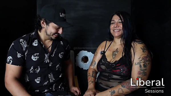 CHICA BBW ES FOLLADA POR DOS CHICOS EN UN GLORY HOLE