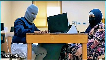 Istri muslim berhijab selingkuh sama teman kantornya. Sekretaris selingkuh lagi asik muasin memeknya pakai vibrator favoritnya