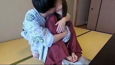 【個人撮影】江の島..旅館で朝食後にまりあのおっぱいを突然舐めてみた/Japanese amateur henta