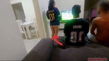 tive que fazer sexo com amigo do meu marido por causa de uma aposta, mas fiquei com tesão e acabei fazendo DP com os dois